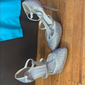 A pair of size 8.5 heels